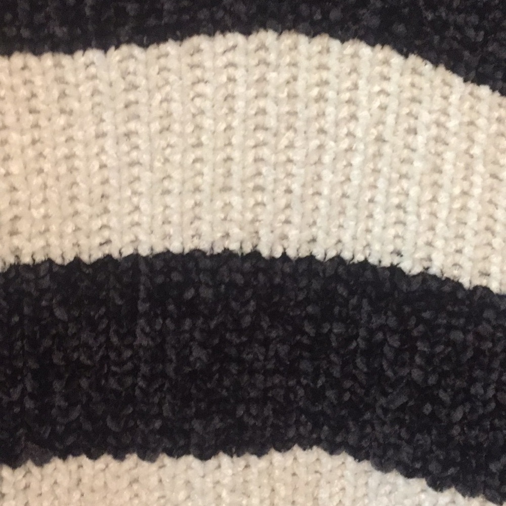 Brand New Black & White Knit Sweater - Picture 3 of 5